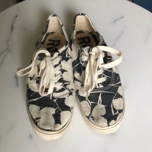 Roxy sneakers
